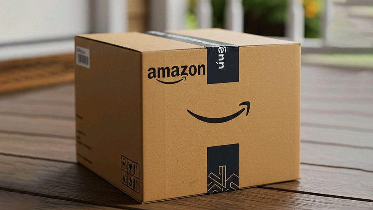 Caja de Amazon entregada en la puerta de una vivienda